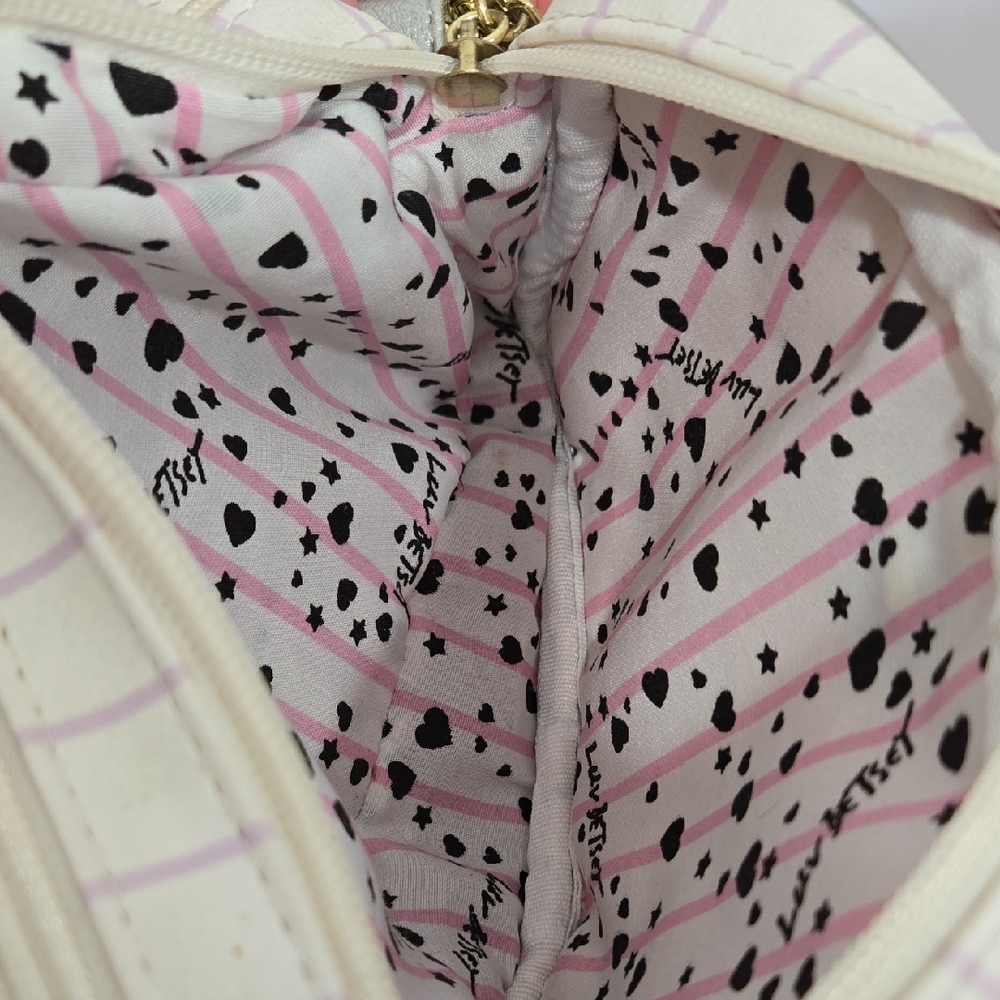 Betsey Johnson Lilac Quilted Crossbody Bag with Gold & Polyurethane Chain. - Picture 8 of 11